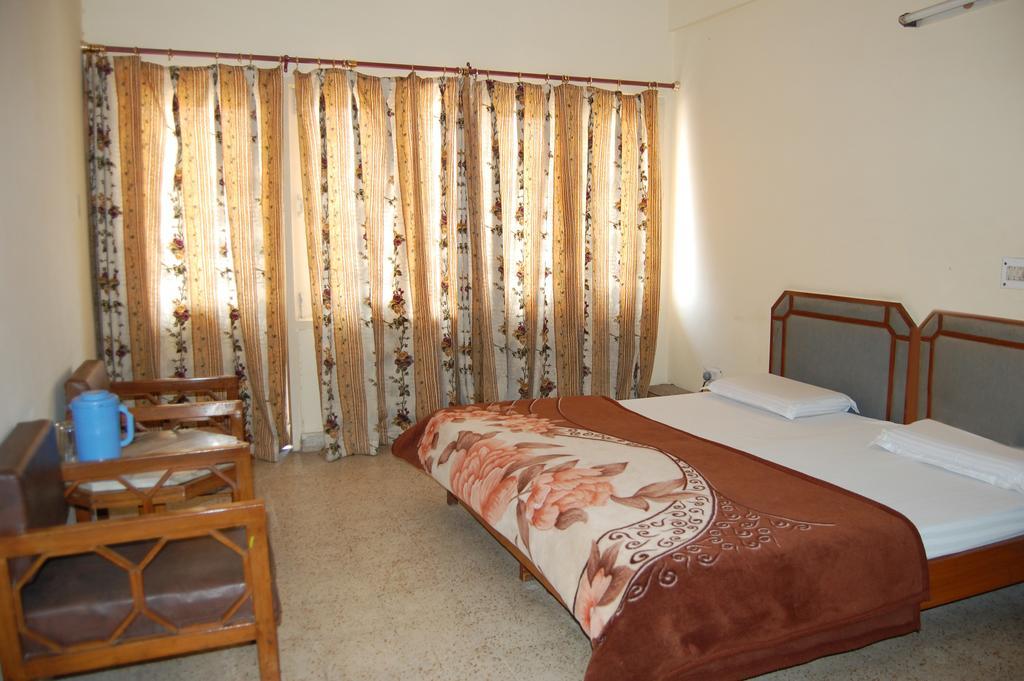 Hotel Mansarover International Haridwār Quarto foto